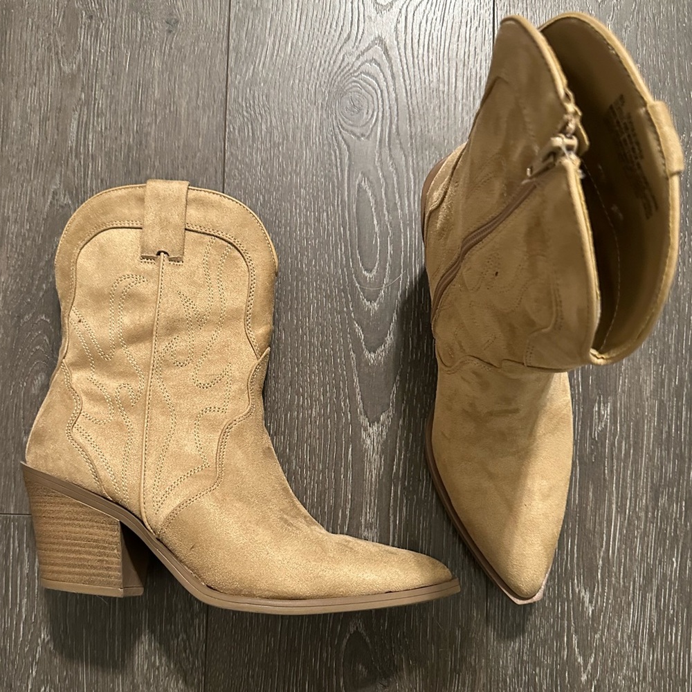 Western Beige Heeled Women’s Boots Size 9.5